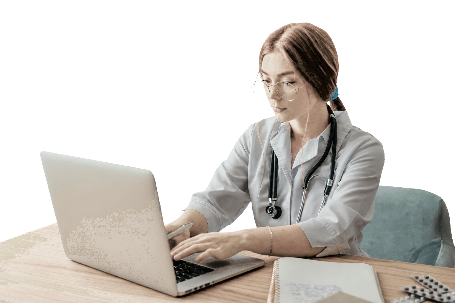 Dokter menggunakan laptop untuk mengelola sistem informasi klinik dan rekam medis elektronik pasien